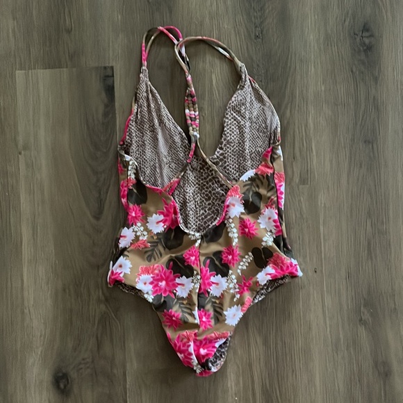 Acacia Valenzuela Lei Day one piece - Picture 1 of 3